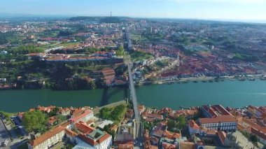 Bir Porto eski şehrin panoramik görünümü. Bir ev, bir nehir ve bir köprü çatılarda uçtu.