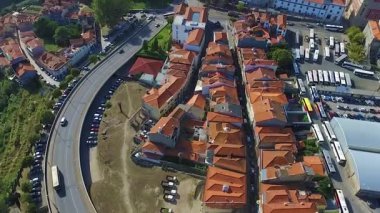 Bir Porto eski şehrin panoramik görünümü. Bir ev, bir nehir ve bir köprü çatılarda uçtu.