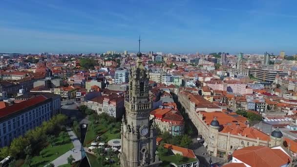 Panoramische video luchtfoto van Clerigos kerk toren van Porto, Portugal — Stockvideo