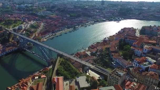Панорамний вид Старого міста Порто. Політ над дахами будинків, річка та міст. — стокове відео