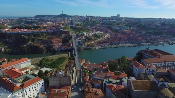 Vista panorámica de la ciudad vieja de Oporto. Uno voló sobre los techos de las casas, un río y un puente . — Vídeos de Stock