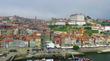 Bir Porto eski şehrin panoramik görünümü. Bir ev, bir nehir ve bir köprü çatılarda uçtu.