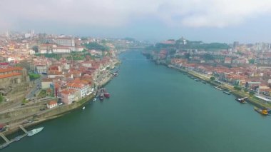 Bir Porto eski şehrin panoramik görünümü. Bir ev, bir nehir ve bir köprü çatılarda uçtu.