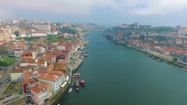 Bir Porto eski şehrin panoramik görünümü. Bir ev, bir nehir ve bir köprü çatılarda uçtu.