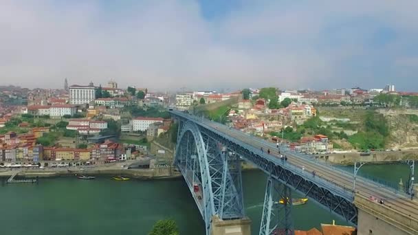 Πανοραμική άποψη της παλιάς πόλης του Πόρτο. Ένα πέταξε πάνω από τις στέγες των σπιτιών, ένα ποτάμι και γέφυρα. — Αρχείο Βίντεο