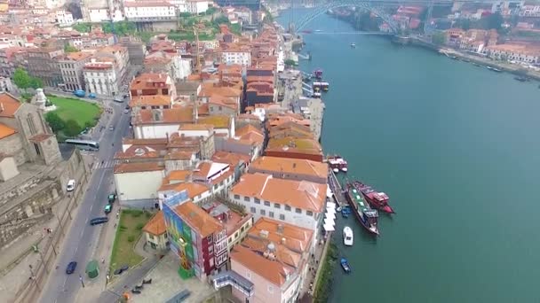 Panoramiczny widok na stare miasto w Porto. Lot nad dachami domów, rzeka i most. — Wideo stockowe