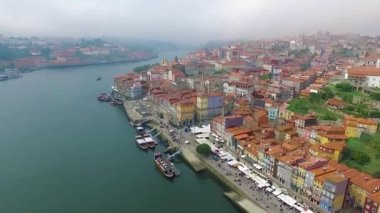 Bir Porto eski şehrin panoramik görünümü. Bir ev, bir nehir ve bir köprü çatılarda uçtu.