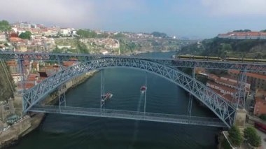 Bir Porto eski şehrin panoramik görünümü. Bir ev, bir nehir ve bir köprü çatılarda uçtu.