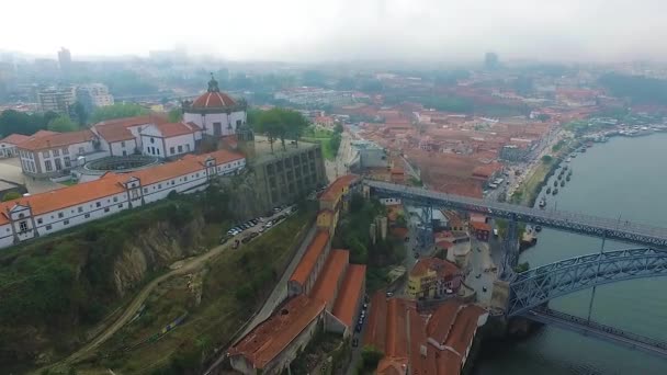 Vista panorámica de la ciudad vieja de Oporto. Uno voló sobre los techos de las casas, un río y un puente . — Vídeos de Stock