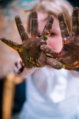 küçük kız ve erkek elleri renkli boya boyalı