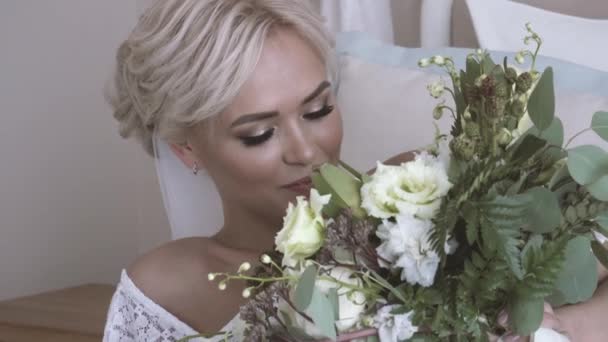 Bela noiva em lingerie branca deitada na cama em seu quarto — Vídeo de Stock