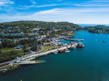 Baltimore, West Cork İrlanda kıyı köy havadan görünümü.