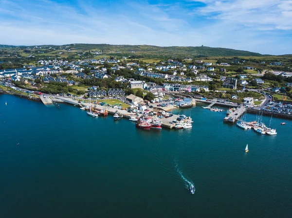 Vista aérea da aldeia costeira de Baltimore, West Cork, na Irlanda . — Fotografia de Stock