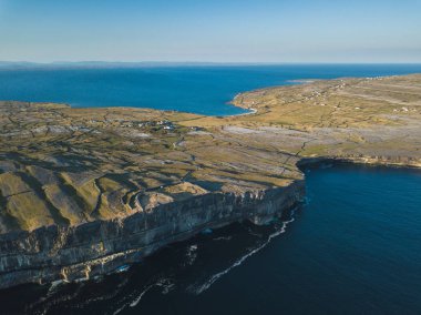 Dun Aonghasa Kalesi Inishmore olan havadan görünümü Aran Islands üzerinde