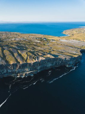 Dun Aonghasa Kalesi Inishmore olan havadan görünümü Aran Islands üzerinde