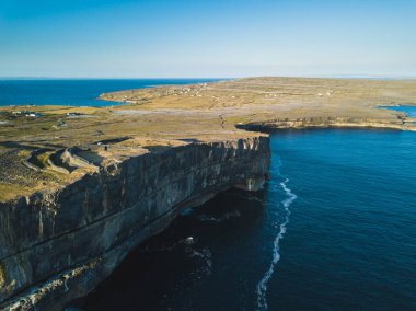 Dun Aonghasa Kalesi Inishmore olan havadan görünümü Aran Islands üzerinde