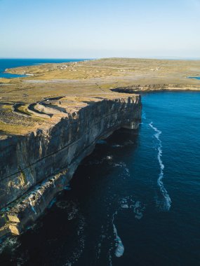 Dun Aonghasa Kalesi Inishmore olan havadan görünümü Aran Islands üzerinde