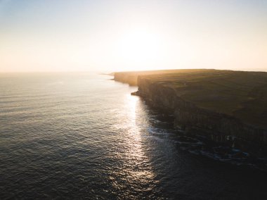 Inishmore havadan görünümü gün batımında Aran Islands