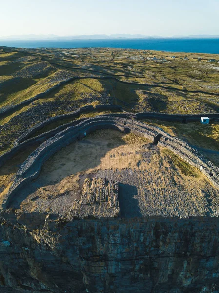 Dun Aonghasa Kalesi Inishmore olan havadan görünümü Aran Islands üzerinde