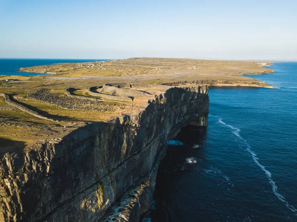 Dun Aonghasa Kalesi Inishmore olan havadan görünümü Aran Islands üzerinde