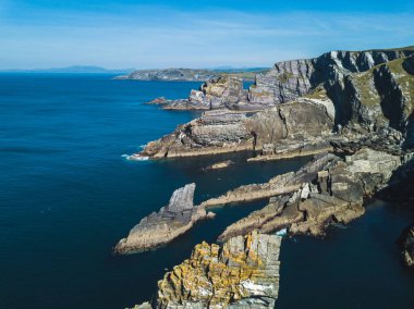 Ada kayalıkları İrlanda, yaz aylarında havadan görünümü