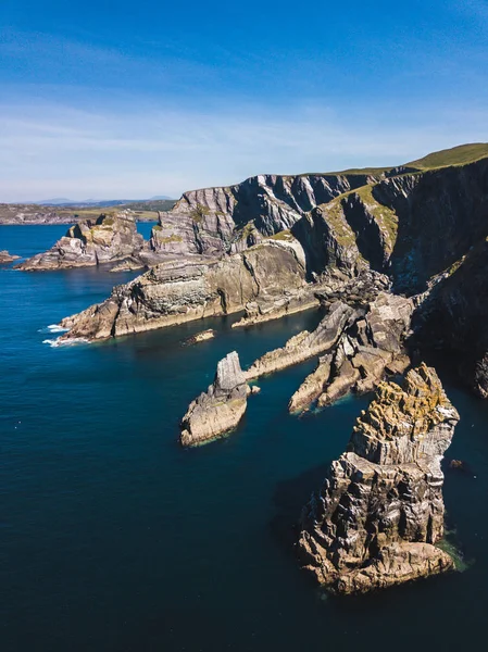 Falaises insulaires en Irlande, Vue aérienne en été — Photo