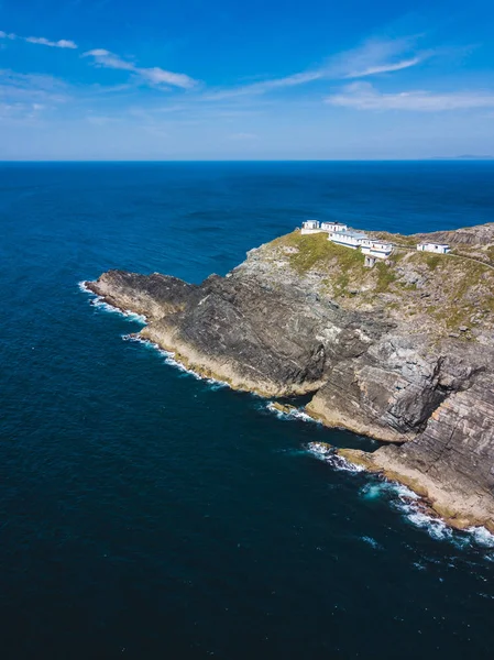 Widok na most Mizen Head latarni morskiej w południowej Irlandii — Zdjęcie stockowe