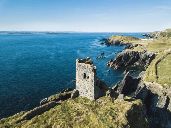 アイルランドの海の上の島にある城 — ストック写真