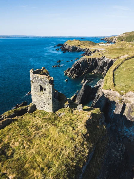 アイルランドの海の上の島にある城 — ストック写真