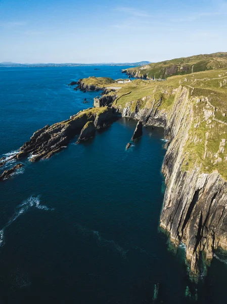 Castelo na ilha acima do mar na Irlanda — Fotografia de Stock
