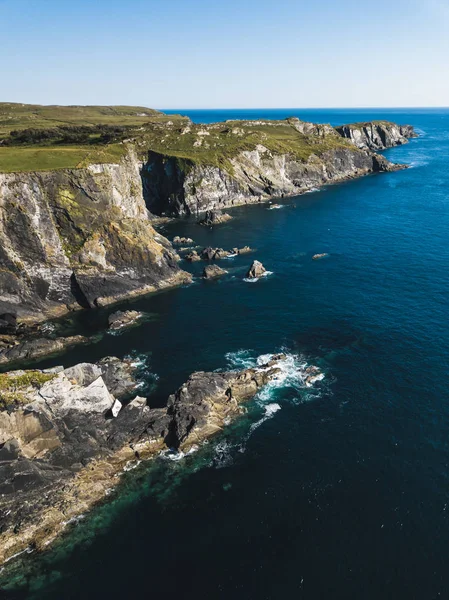 夏の空撮、アイルランドの島の崖 — ストック写真