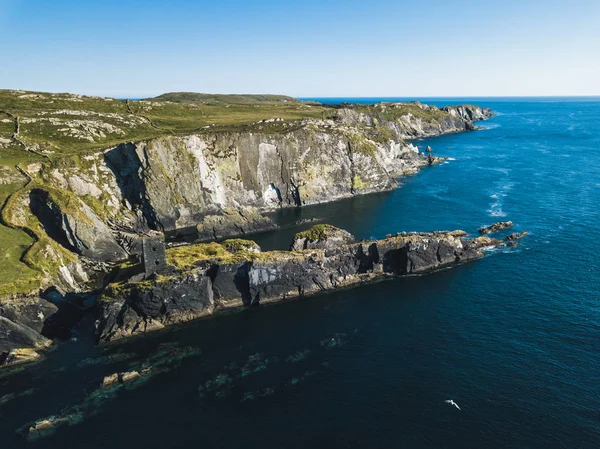 アイルランドの海の上の島にある城 — ストック写真