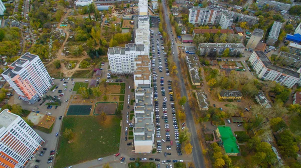 Cidade típica da Rússia ao pôr-do-sol no centro. Vista aérea — Fotografia de Stock