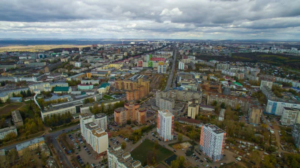 Cidade típica da Rússia ao pôr-do-sol no centro. Vista aérea — Fotografia de Stock