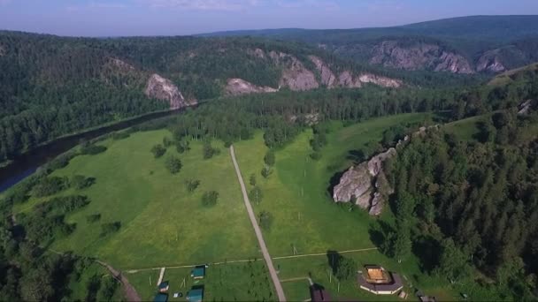 Kapova jeskyně, Shulgan tash přírodní rezervace, Baškortostán, Rusko. Letecký pohled — Stock video