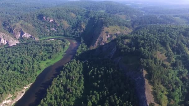 Jaskinia Kapova, rezerwat przyrody Shulgan tash, Baszkirii, w Rosji. Widok z lotu ptaka — Wideo stockowe