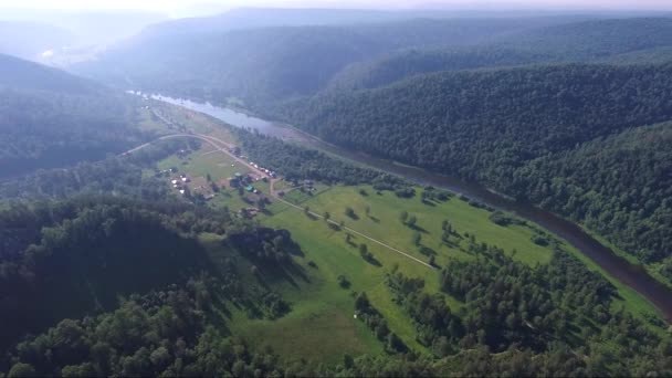 Kapova jeskyně, Shulgan tash přírodní rezervace, Baškortostán, Rusko. Letecký pohled — Stock video