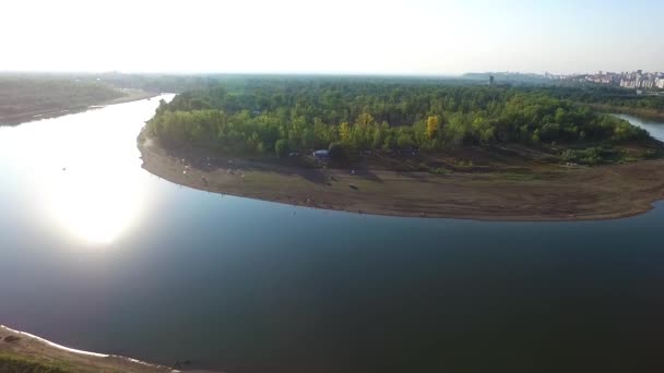 Ein Fluss inmitten eines Waldes in der Nähe der Stadt. Luftaufnahme des Freizeitzentrums — Stockvideo