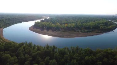 Şehir bir ormanın ortasında bir nehir. Başqırdıstan rekreasyon merkezinin hava anket