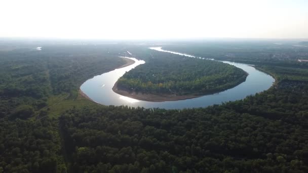 Řeka uprostřed lesnaté krajiny v blízkosti města. Letecký průzkum rekreační centrum — Stock video