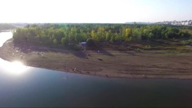 Şehir bir ormanın ortasında bir nehir. Eğlence Merkezi hava anket