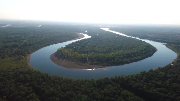 Ένα ποτάμι στη μέση ένα δάσος κοντά στην πόλη. Εναέρια έρευνα του κέντρου αναψυχής — Αρχείο Βίντεο
