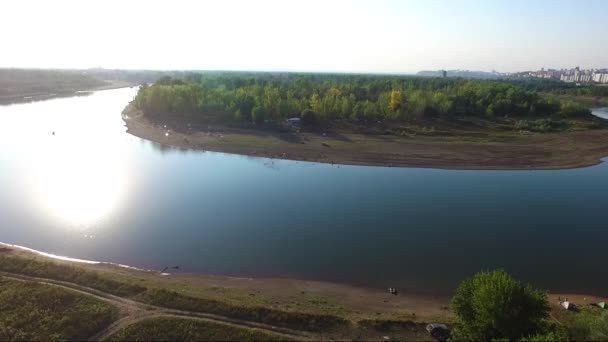 Egy folyó, egy erdő közelében a város közepén. Légi felvételekre a rekreációs központ — Stock videók