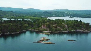 Glengarriff yuvasından hava görünümüne Garinish Adası ve Martello Kulesi, County Cork, İrlanda.