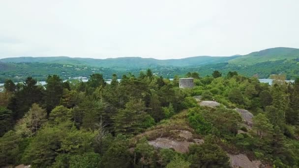 Luchtfoto van Glengarriff Bay naar Garinish Island en Martello toren, County Cork, Ierland. — Stockvideo