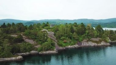 Glengarriff yuvasından hava görünümüne Garinish Adası ve Martello Kulesi, County Cork, İrlanda.