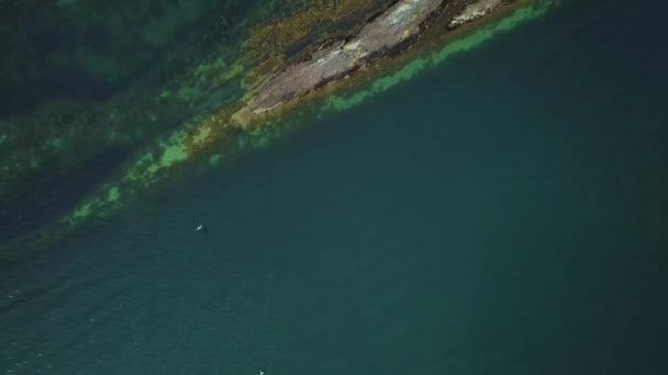 Isla de los acantilados en Irlanda, Vista aérea en verano — Vídeo de stock