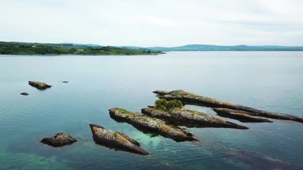 Островные скалы в Ирландии, вид с воздуха летом — стоковое видео