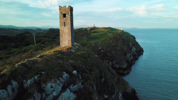 Antike Festung an der Küste Irlands in der Nähe von crookhaven — Stockvideo