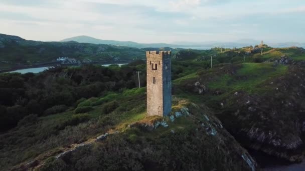 Αρχαίο φρούριο στην ακτή της Ιρλανδίας κοντά σε Crookhaven — Αρχείο Βίντεο